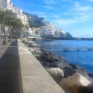 https://appartamenti-vista-mare.hotels-amalfi.com